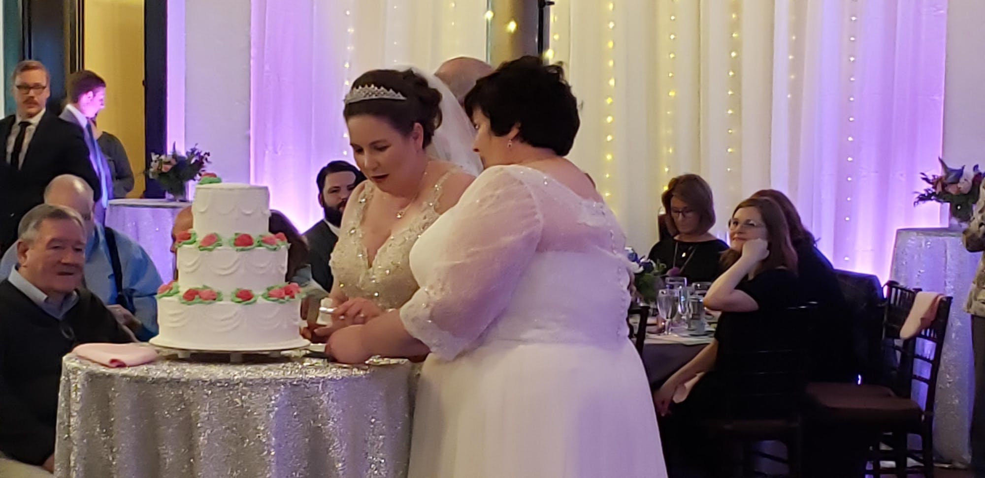Cyrus Place Indianapolis Indiana Downtwon Couple cutting cake