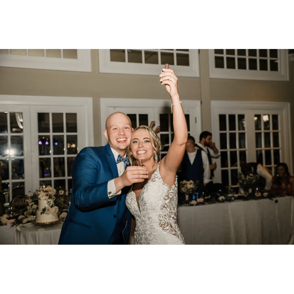 Best DJs IN Indianapolis that deliver results Happy couple on dance floor